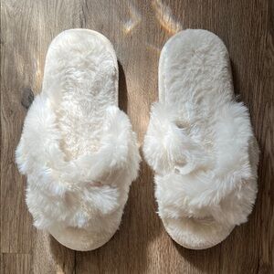 Women’s Fluffy White Slippers